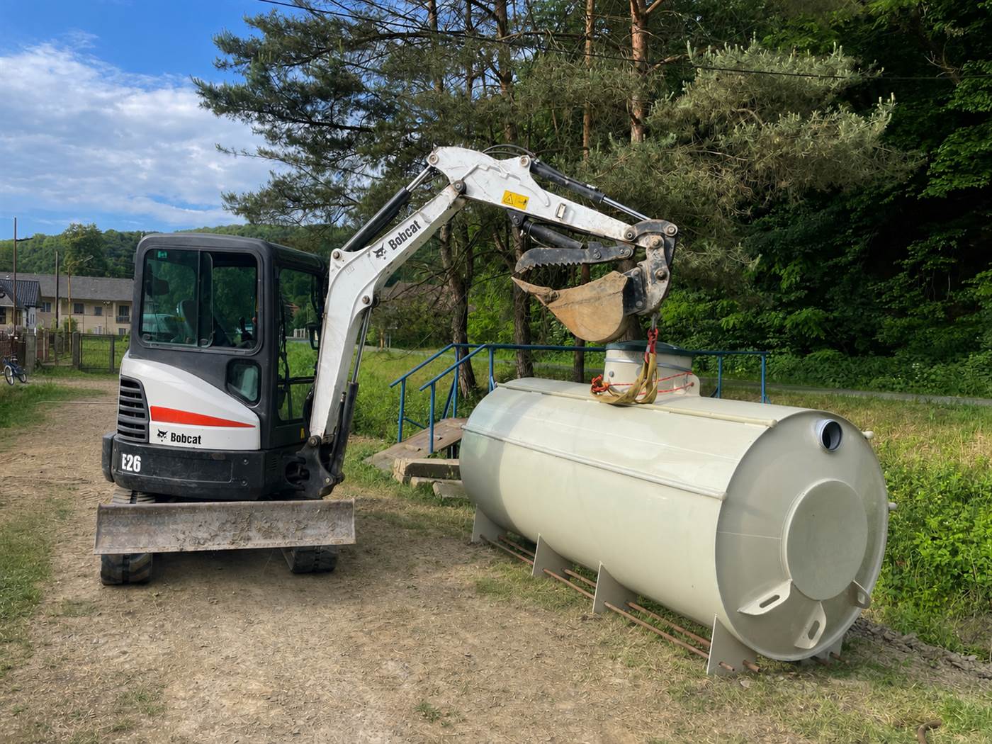 Bobcat E26 pri osadení plastovej nádrže
